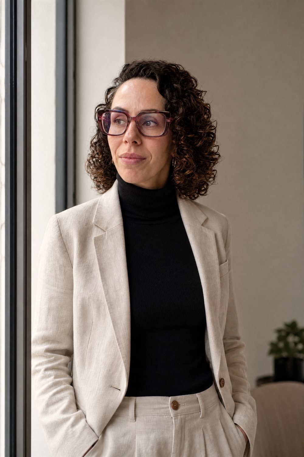 Bianca Zanardo em seu consultório, junto à janela